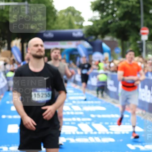 29.06.2025 - hella hamburg halbmarathon Zöllner http://msf.ph/oto/8186689 29.06.2025 10:43:17 Ziel 1675, 7026, 7093, 10099, 10251, 11177, 12153, 15706, 16314, 16997, 18304 meine-sportfotos.de