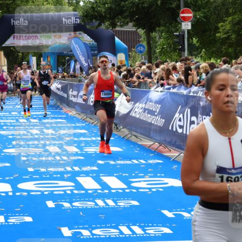 29.06.2025 - hella hamburg halbmarathon Zöllner http://msf.ph/oto/8186739 29.06.2025 10:33:39 Ziel 1053, 1396, 2836, 8312, 12595, 14975, 17191, 18854 meine-sportfotos.de