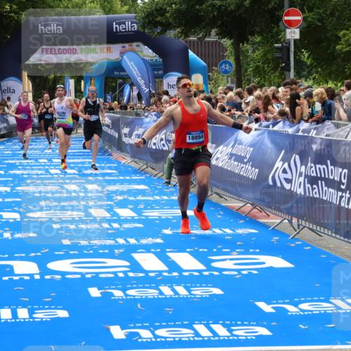 29.06.2025 - hella hamburg halbmarathon Zöllner http://msf.ph/oto/8186788 29.06.2025 10:33:39 Ziel 1053, 1396, 2836, 8312, 12595, 14975, 17191, 18854 meine-sportfotos.de