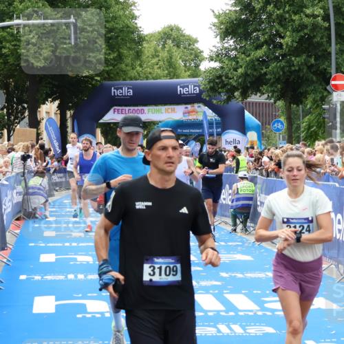 29.06.2025 - hella hamburg halbmarathon Zöllner http://msf.ph/oto/8186825 29.06.2025 10:43:27 Ziel 2653, 3109, 3124, 3146, 3928, 5506, 8664, 10237, 13348, 15921, 16720, 17391, 18274, 18942, 18987, 19009, 19051 meine-sportfotos.de
