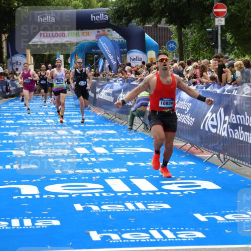 29.06.2025 - hella hamburg halbmarathon Zöllner http://msf.ph/oto/8186829 29.06.2025 10:33:39 Ziel 1053, 1396, 2836, 8312, 12595, 14975, 17191, 18854 meine-sportfotos.de