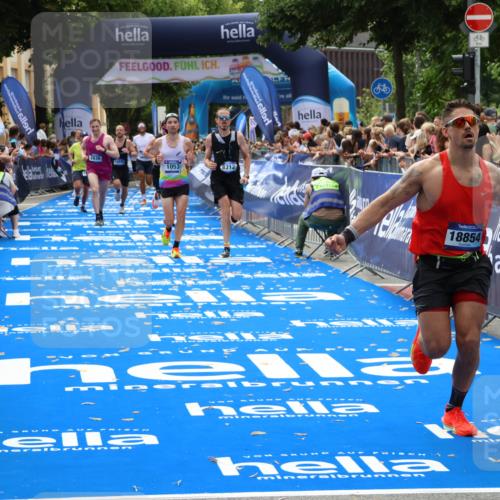 29.06.2025 - hella hamburg halbmarathon Zöllner http://msf.ph/oto/8186909 29.06.2025 10:33:40 Ziel 1053, 1396, 2836, 8312, 12595, 14975, 17191, 18854 meine-sportfotos.de