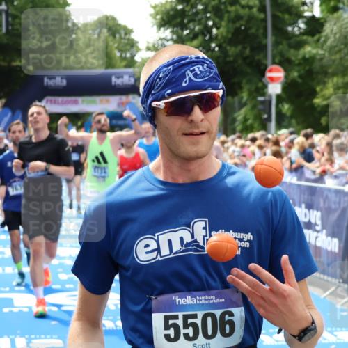 29.06.2025 - hella hamburg halbmarathon Zöllner http://msf.ph/oto/8187197 29.06.2025 10:43:35 Ziel 3928, 4080, 5124, 5436, 7635, 9931, 10246, 11648, 12623, 13996, 14484, 16338, 18513, 18775, 18810, 19229 meine-sportfotos.de