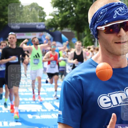 29.06.2025 - hella hamburg halbmarathon Zöllner http://msf.ph/oto/8187210 29.06.2025 10:43:36 Ziel 4080, 5124, 5436, 7635, 9931, 10246, 11648, 12623, 13996, 14484, 14690, 16338, 17912, 18513, 18775, 18810, 19229 meine-sportfotos.de