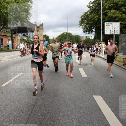 29.06.2025 - hella hamburg halbmarathon Yannick Fuchs http://msf.ph/oto/8187217 29.06.2025 10:43:41 20KM 1342, 1476, 2013, 2504, 2516, 2592, 2596, 2706, 2878, 2889, 2937, 3060, 3692, 4017, 4832, 5460, 5978, 6115, 6158, 7100, 7297, 7332, 7657, 8112, 8437, 9038, 9126, 9200, 9463, 9491, 9597, 9619, 9695, 9723, 9924, 9965, 10189, 11340, 11519, 11819, 11977, 12035, 12271, 12670, 13233, 13688, 13690, 14526, 14838, 15422, 15519, 15523, 16114, 16653, 16731, 16738, 16843, 16877, 16891, 17753, 17908, 18058, 18842, 18926, 18960, 19109 meine-sportfotos.de