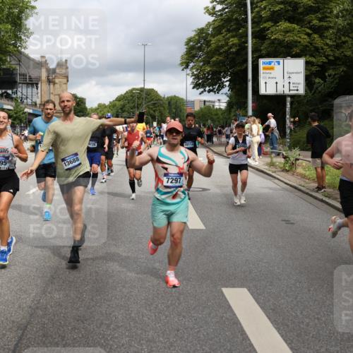 29.06.2025 - hella hamburg halbmarathon Yannick Fuchs http://msf.ph/oto/8187332 29.06.2025 10:43:42 20KM 1342, 1476, 2013, 2504, 2516, 2592, 2596, 2706, 2878, 2889, 2937, 3060, 3562, 3692, 4017, 4832, 5460, 5978, 6115, 6158, 7100, 7297, 7332, 7657, 8112, 8437, 9038, 9126, 9200, 9463, 9491, 9597, 9619, 9695, 9723, 9924, 9965, 10189, 11340, 11519, 11819, 11977, 12035, 12271, 12670, 13233, 13688, 13690, 13976, 14526, 14838, 15422, 15519, 15523, 16114, 16653, 16731, 16738, 16843, 16877, 16891, 17753, 17908, 18058, 18350, 18842, 18926, 18960, 19109 meine-sportfotos.de