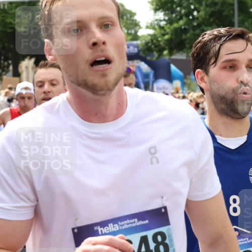 29.06.2025 - hella hamburg halbmarathon Zöllner http://msf.ph/oto/8187451 29.06.2025 10:43:41 Ziel 3116, 4318, 6903, 9114, 13421, 13996, 14201, 14210, 14484, 14690, 15328, 15932, 17912, 18449, 18775, 19229 meine-sportfotos.de