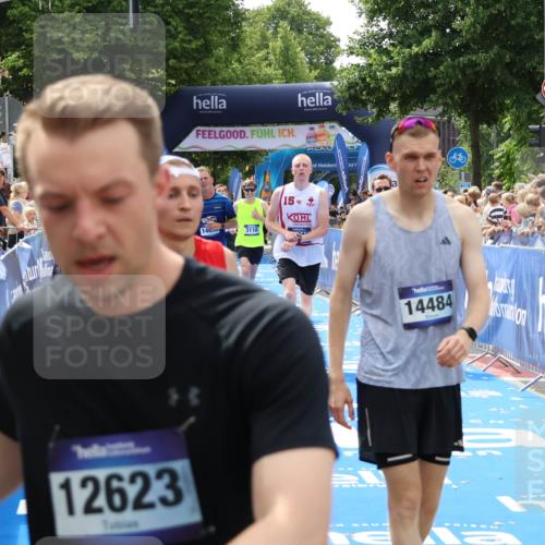 29.06.2025 - hella hamburg halbmarathon Zöllner http://msf.ph/oto/8187542 29.06.2025 10:43:42 Ziel 3116, 4318, 6903, 9114, 13421, 13996, 14201, 14210, 14690, 15328, 15932, 17912, 18449 meine-sportfotos.de