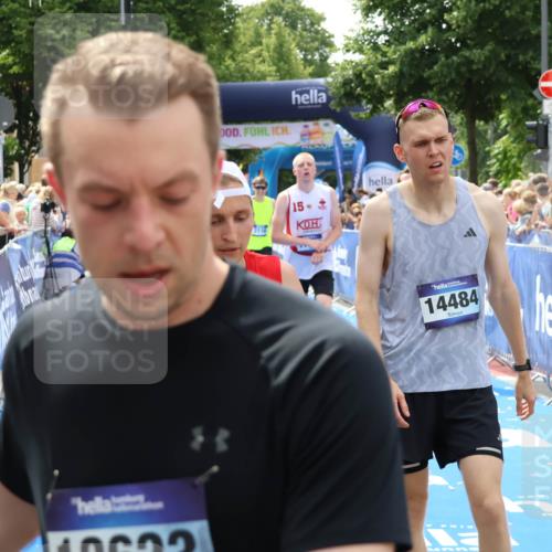 29.06.2025 - hella hamburg halbmarathon Zöllner http://msf.ph/oto/8187550 29.06.2025 10:43:42 Ziel 3116, 4318, 6903, 9114, 13421, 13996, 14201, 14210, 14690, 15328, 15932, 17912, 18449 meine-sportfotos.de