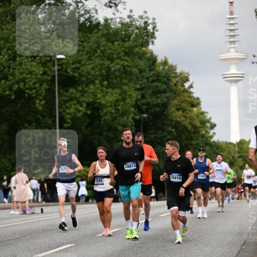 29.06.2025 - hella hamburg halbmarathon Dr. Thomas Lammeyer http://msf.ph/oto/8187585 29.06.2025 10:10:54 Kennedybrücke 1245, 1981, 4550, 4666, 5951, 6314, 6572, 6664, 8051, 8960, 9560, 10212, 10297, 10736, 10886 meine-sportfotos.de