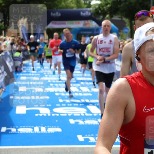 29.06.2025 - hella hamburg halbmarathon Zöllner http://msf.ph/oto/8187587 29.06.2025 10:43:43 Ziel 3116, 4318, 6903, 6991, 9114, 13421, 13996, 14201, 14210, 14690, 15328, 15932, 17912, 18449, 19090 meine-sportfotos.de