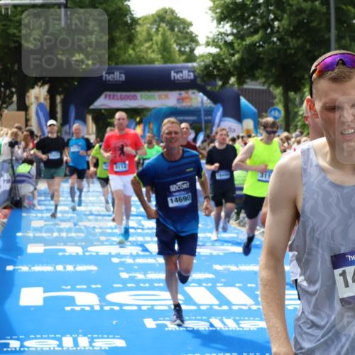 29.06.2025 - hella hamburg halbmarathon Zöllner http://msf.ph/oto/8187667 29.06.2025 10:43:44 Ziel 1976, 3116, 4318, 6903, 6991, 9114, 9159, 13421, 13996, 14201, 14210, 14690, 15328, 15932, 16105, 17912, 18449, 19090 meine-sportfotos.de