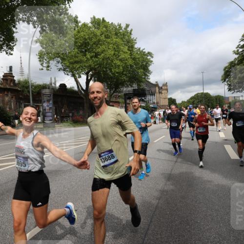 29.06.2025 - hella hamburg halbmarathon Yannick Fuchs http://msf.ph/oto/8187695 29.06.2025 10:43:43 20KM 1342, 1476, 2013, 2504, 2516, 2592, 2596, 2706, 2878, 2889, 2937, 3060, 3543, 3562, 3692, 4017, 4832, 5460, 5978, 6115, 6158, 7100, 7297, 7332, 7657, 8112, 8437, 9038, 9126, 9200, 9463, 9491, 9597, 9619, 9695, 9723, 9924, 9965, 10189, 11339, 11340, 11519, 11819, 11977, 12035, 12271, 12670, 13159, 13233, 13688, 13690, 13976, 14526, 14838, 15519, 15523, 16114, 16653, 16731, 16738, 16843, 16877, 16891, 17001, 17753, 17908, 18058, 18350, 18842, 18926, 18960, 19109 meine-sportfotos.de