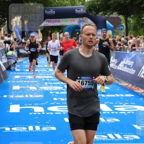 29.06.2025 - hella hamburg halbmarathon Zöllner http://msf.ph/oto/8187697 29.06.2025 10:33:50 Ziel 1743, 2228, 2243, 2746, 4246, 5193, 13771, 14310, 14466, 16243, 16755 meine-sportfotos.de
