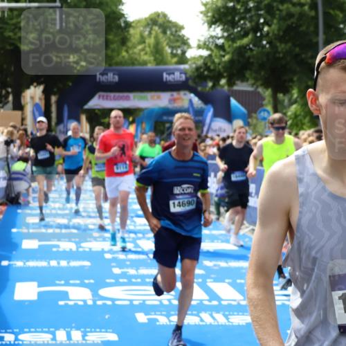 29.06.2025 - hella hamburg halbmarathon Zöllner http://msf.ph/oto/8187718 29.06.2025 10:43:45 Ziel 1976, 3116, 4318, 6903, 6991, 9114, 9159, 11153, 11848, 13421, 14201, 14210, 14690, 15328, 15932, 16105, 17912, 18449, 19090 meine-sportfotos.de