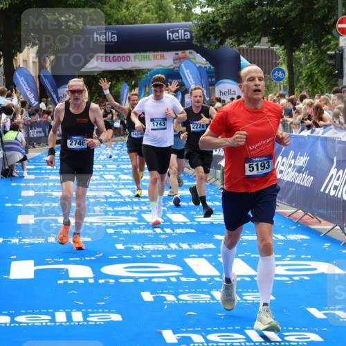 29.06.2025 - hella hamburg halbmarathon Zöllner http://msf.ph/oto/8187964 29.06.2025 10:33:52 Ziel 1743, 2228, 2243, 2746, 4246, 5193, 10865, 13771, 14310, 14466, 16243 meine-sportfotos.de