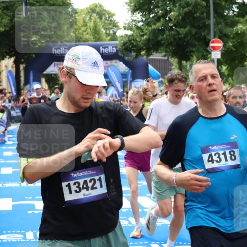 29.06.2025 - hella hamburg halbmarathon Zöllner http://msf.ph/oto/8187981 29.06.2025 10:43:49 Ziel 1976, 3437, 5692, 6903, 6991, 7185, 9159, 9374, 11153, 11778, 11848, 13897, 14201, 14210, 15512, 16062, 16105, 18650, 19090 meine-sportfotos.de