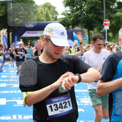 29.06.2025 - hella hamburg halbmarathon Zöllner http://msf.ph/oto/8187990 29.06.2025 10:43:49 Ziel 1976, 3437, 5692, 6903, 6991, 7185, 9159, 9374, 11153, 11778, 11848, 13897, 14201, 14210, 15512, 16062, 16105, 18650, 19090 meine-sportfotos.de