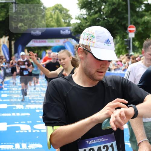 29.06.2025 - hella hamburg halbmarathon Zöllner http://msf.ph/oto/8187993 29.06.2025 10:43:50 Ziel 1976, 3437, 5624, 5692, 6903, 6991, 7185, 9043, 9159, 9374, 11153, 11778, 11848, 13897, 14201, 14210, 15512, 16062, 16105, 18650, 19090 meine-sportfotos.de