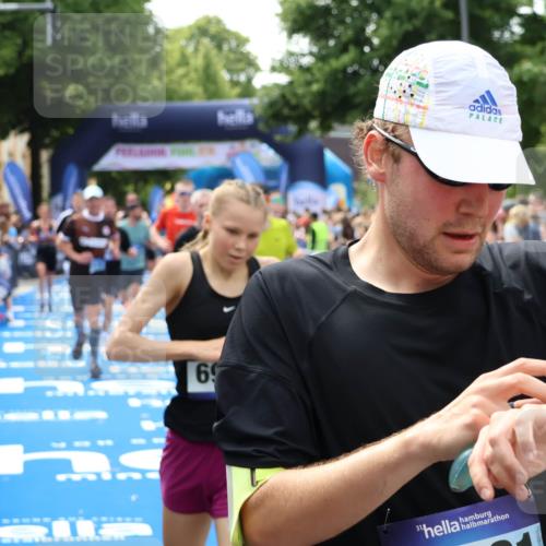 29.06.2025 - hella hamburg halbmarathon Zöllner http://msf.ph/oto/8188006 29.06.2025 10:43:50 Ziel 1976, 3437, 5624, 5692, 6903, 6991, 7185, 9043, 9159, 9374, 11153, 11778, 11848, 13897, 14201, 14210, 15512, 16062, 16105, 18650, 19090 meine-sportfotos.de