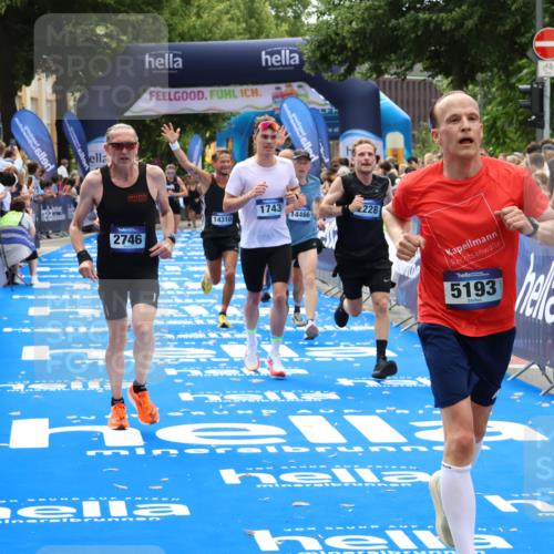 29.06.2025 - hella hamburg halbmarathon Zöllner http://msf.ph/oto/8188007 29.06.2025 10:33:53 Ziel 1743, 2228, 2243, 2746, 4246, 5193, 10865, 13771, 14310, 14466, 16243 meine-sportfotos.de