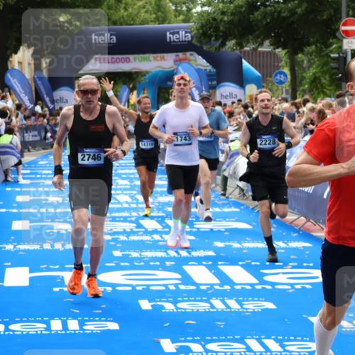 29.06.2025 - hella hamburg halbmarathon Zöllner http://msf.ph/oto/8188043 29.06.2025 10:33:53 Ziel 1743, 2228, 2243, 2746, 4246, 5193, 10865, 13771, 14310, 14466, 16243 meine-sportfotos.de