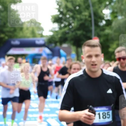29.06.2025 - hella hamburg halbmarathon Zöllner http://msf.ph/oto/8188161 29.06.2025 10:43:58 Ziel 3697, 3907, 4981, 5624, 5692, 8063, 8145, 8900, 9043, 10493, 10596, 11809, 12438, 12966, 14861, 15383, 16549, 17376, 17403, 18678 meine-sportfotos.de