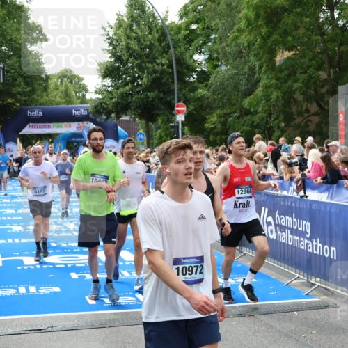 29.06.2025 - hella hamburg halbmarathon Zöllner http://msf.ph/oto/8188230 29.06.2025 10:44:00 Ziel 3697, 3907, 4981, 8063, 8145, 8900, 10493, 10596, 11809, 12438, 12966, 14861, 15383, 16549, 17376, 17403, 17516, 18678 meine-sportfotos.de