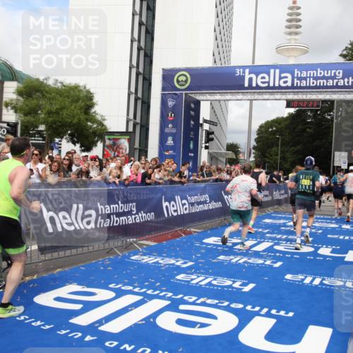 29.06.2025 - hella hamburg halbmarathon Michael Strokosch http://msf.ph/oto/8188322 29.06.2025 10:42:22 Ziel 1312, 1903, 2675, 6639, 6770, 7865, 9365, 13709, 13746, 13807, 14811, 14899, 15270, 15654, 16626, 16660, 17182, 18802 meine-sportfotos.de