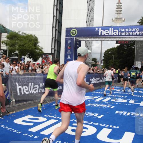 29.06.2025 - hella hamburg halbmarathon Michael Strokosch http://msf.ph/oto/8188335 29.06.2025 10:42:22 Ziel 1312, 1903, 2675, 6639, 6770, 7865, 9365, 13709, 13746, 13807, 14811, 14899, 15270, 15654, 16626, 16660, 17182, 18802 meine-sportfotos.de