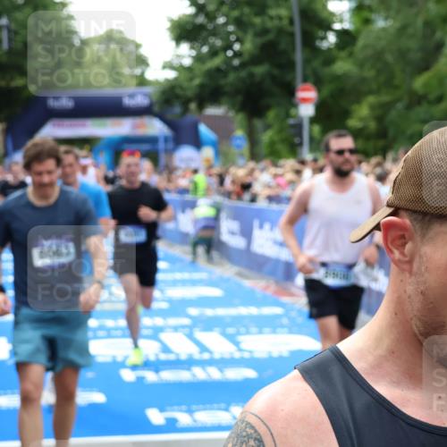 29.06.2025 - hella hamburg halbmarathon Zöllner http://msf.ph/oto/8188482 29.06.2025 10:44:06 Ziel 1391, 1558, 2816, 3021, 4981, 6705, 8900, 9081, 10596, 11346, 13123, 15383, 16506, 16697, 17516, 17977, 18004 meine-sportfotos.de