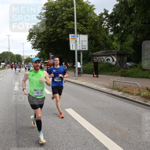 29.06.2025 - hella hamburg halbmarathon Yannick Fuchs http://msf.ph/oto/8188811 29.06.2025 10:30:38 20KM 3843, 4062, 6032, 6829, 6990, 10384, 10477, 10877, 12447, 12462, 12488, 12514, 13252, 13343, 13419, 14789, 14875, 15115, 15161, 15415, 15701, 15959, 16119, 16123, 17329, 17612, 17691, 18259, 18841 meine-sportfotos.de