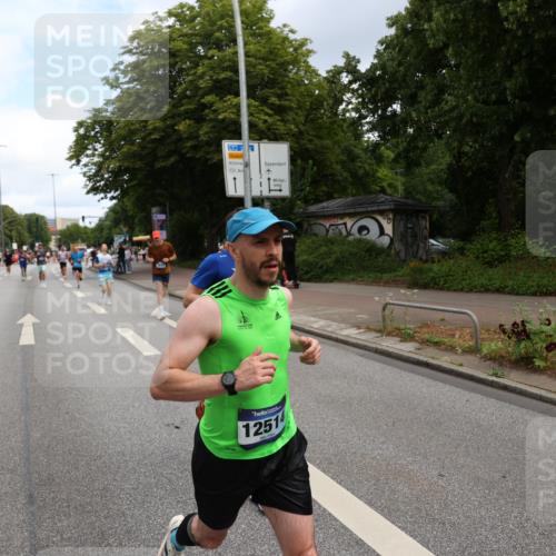 29.06.2025 - hella hamburg halbmarathon Yannick Fuchs http://msf.ph/oto/8188828 29.06.2025 10:30:38 20KM 3843, 4062, 6032, 6829, 6990, 10384, 10477, 10877, 12447, 12462, 12488, 12514, 13252, 13343, 13419, 14789, 14875, 15115, 15161, 15415, 15701, 15959, 16119, 16123, 17329, 17612, 17691, 18259, 18841 meine-sportfotos.de