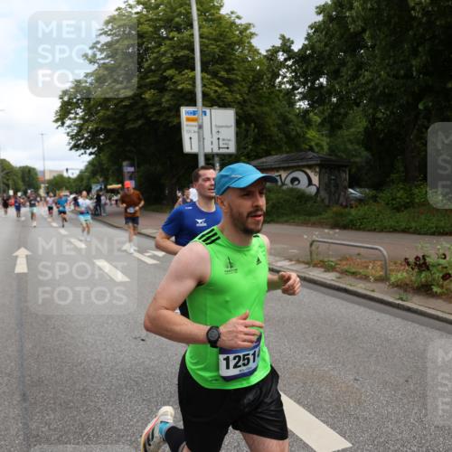 29.06.2025 - hella hamburg halbmarathon Yannick Fuchs http://msf.ph/oto/8188837 29.06.2025 10:30:38 20KM 3843, 4062, 6032, 6829, 6990, 10384, 10477, 10877, 12447, 12462, 12488, 12514, 13252, 13343, 13419, 14789, 14875, 15115, 15161, 15415, 15701, 15959, 16119, 16123, 17329, 17612, 17691, 18259, 18841 meine-sportfotos.de