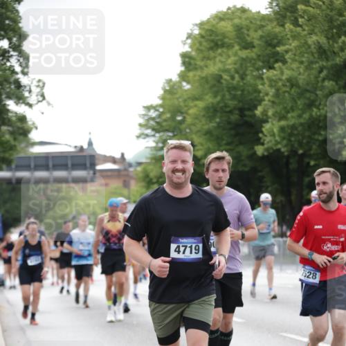 29.06.2025 - hella hamburg halbmarathon Jannik Wohlers http://msf.ph/oto/8188898 29.06.2025 10:23:56 Lombardsbrücke 1005, 1009, 1064, 1389, 2132, 2477, 3285, 3579, 3786, 4162, 4464, 4684, 4719, 4993, 6478, 6524, 6526, 7528, 7920, 7975, 8167, 8187, 8297, 9063, 12210, 13380, 13573, 13711, 14143, 14433, 14439, 14824, 15456, 16345, 16861, 17147, 17262, 17559, 17560, 18077, 18109, 18132, 19080 meine-sportfotos.de
