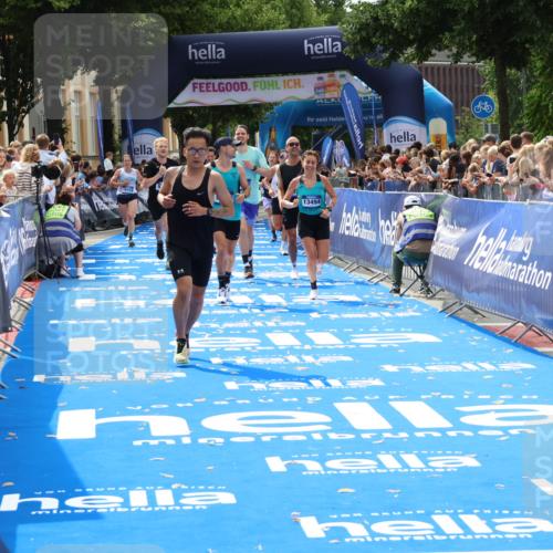 29.06.2025 - hella hamburg halbmarathon Zöllner http://msf.ph/oto/8189039 29.06.2025 10:34:04 Ziel 9345, 9519, 11019, 11227, 13493, 13494, 14448, 15268, 16724, 17877 meine-sportfotos.de