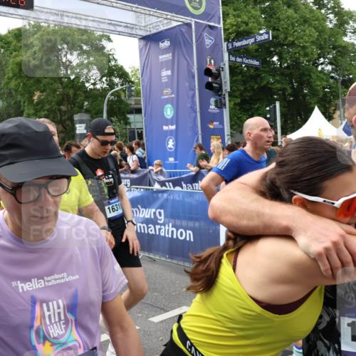29.06.2025 - hella hamburg halbmarathon Zöllner http://msf.ph/oto/8189175 29.06.2025 10:44:24 Ziel 1220, 1413, 1415, 1902, 5275, 7191, 8722, 9444, 12528, 16547, 16803, 16893, 18806 meine-sportfotos.de