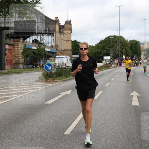 29.06.2025 - hella hamburg halbmarathon Yannick Fuchs http://msf.ph/oto/8189192 29.06.2025 10:30:48 20KM 2399, 2774, 3809, 4062, 6829, 6990, 6993, 10477, 12447, 12488, 13343, 13419, 14601, 14875, 15115, 15161, 15348, 16119, 17217, 17329, 17612, 17691, 18156, 18600 meine-sportfotos.de
