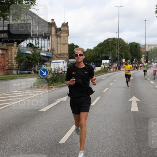29.06.2025 - hella hamburg halbmarathon Yannick Fuchs http://msf.ph/oto/8189204 29.06.2025 10:30:48 20KM 2399, 2774, 3809, 4062, 6829, 6990, 6993, 10477, 12447, 12488, 13343, 13419, 14601, 14875, 15115, 15161, 15348, 16119, 17217, 17329, 17612, 17691, 18156, 18600 meine-sportfotos.de