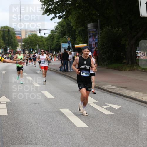 29.06.2025 - hella hamburg halbmarathon Yannick Fuchs http://msf.ph/oto/8189267 29.06.2025 10:30:51 20KM 2399, 2774, 3809, 6829, 6990, 6993, 10477, 12447, 12488, 13343, 13419, 14601, 14622, 14875, 15115, 15161, 15348, 15621, 16119, 17217, 17329, 17612, 17691, 18156, 18600 meine-sportfotos.de