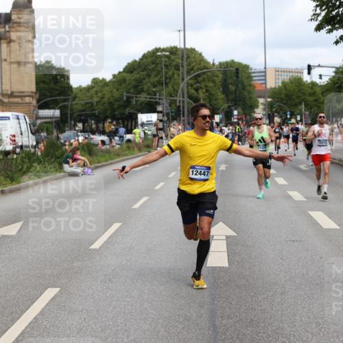 29.06.2025 - hella hamburg halbmarathon Yannick Fuchs http://msf.ph/oto/8189282 29.06.2025 10:30:51 20KM 2399, 2774, 3809, 6829, 6990, 6993, 10477, 12447, 12488, 13343, 13419, 14601, 14622, 14875, 15115, 15161, 15348, 15621, 16119, 17217, 17329, 17612, 17691, 18156, 18600 meine-sportfotos.de