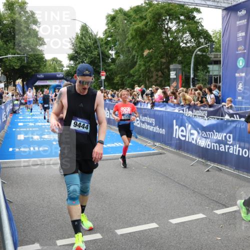 29.06.2025 - hella hamburg halbmarathon Zöllner http://msf.ph/oto/8189369 29.06.2025 10:44:27 Ziel 1057, 1220, 1902, 4310, 4691, 7191, 12327, 12528, 14667, 16547, 16803, 17729, 18806 meine-sportfotos.de