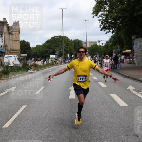 29.06.2025 - hella hamburg halbmarathon Yannick Fuchs http://msf.ph/oto/8189399 29.06.2025 10:30:52 20KM 2399, 2774, 3809, 6829, 6990, 6993, 10477, 10852, 12447, 12488, 13343, 13419, 14601, 14622, 14875, 15115, 15161, 15348, 15621, 16119, 17217, 17329, 17612, 17691, 18156, 18600 meine-sportfotos.de