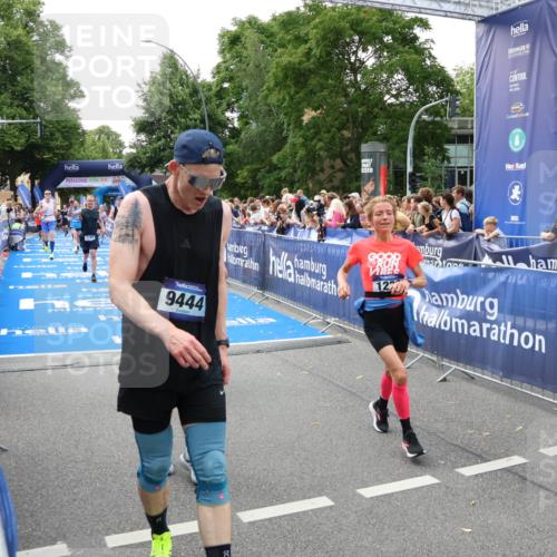 29.06.2025 - hella hamburg halbmarathon Zöllner http://msf.ph/oto/8189462 29.06.2025 10:44:28 Ziel 1057, 1902, 4310, 4691, 7191, 8928, 12327, 12554, 14667, 16803, 17729, 18806 meine-sportfotos.de