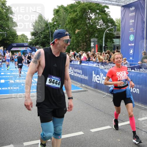29.06.2025 - hella hamburg halbmarathon Zöllner http://msf.ph/oto/8189471 29.06.2025 10:44:28 Ziel 1057, 1902, 4310, 4691, 7191, 8928, 12327, 12554, 14667, 16803, 17729, 18806 meine-sportfotos.de