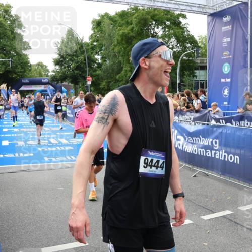 29.06.2025 - hella hamburg halbmarathon Zöllner http://msf.ph/oto/8189522 29.06.2025 10:44:29 Ziel 1057, 1902, 4310, 4691, 7191, 8928, 12327, 12554, 14464, 14667, 16803, 17729, 18806 meine-sportfotos.de