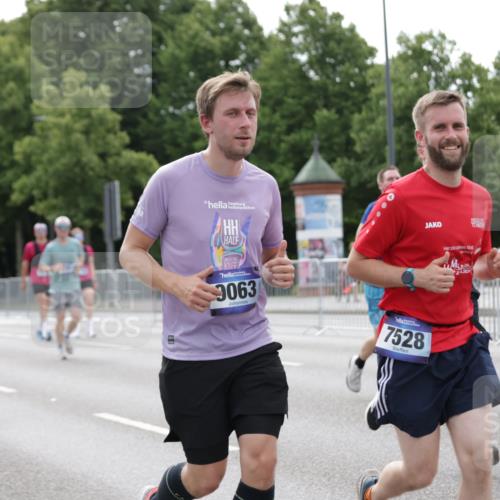 29.06.2025 - hella hamburg halbmarathon Jannik Wohlers http://msf.ph/oto/8189542 29.06.2025 10:23:59 Lombardsbrücke 1005, 1009, 1064, 2132, 2477, 3285, 3786, 4162, 4464, 4684, 4719, 6478, 6524, 6526, 7528, 7920, 7975, 8167, 8187, 8297, 9063, 12210, 13380, 13573, 13638, 13711, 14143, 14824, 16345, 16861, 17147, 17559, 17560, 18077, 18109, 18132, 19080 meine-sportfotos.de
