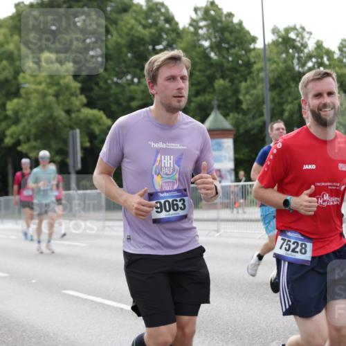 29.06.2025 - hella hamburg halbmarathon Jannik Wohlers http://msf.ph/oto/8189550 29.06.2025 10:23:59 Lombardsbrücke 1005, 1009, 1064, 2132, 2477, 3285, 3786, 4162, 4464, 4684, 4719, 6478, 6524, 6526, 7528, 7920, 7975, 8167, 8187, 8297, 9063, 12210, 13380, 13573, 13638, 13711, 14143, 14824, 16345, 16861, 17147, 17559, 17560, 18077, 18109, 18132, 19080 meine-sportfotos.de