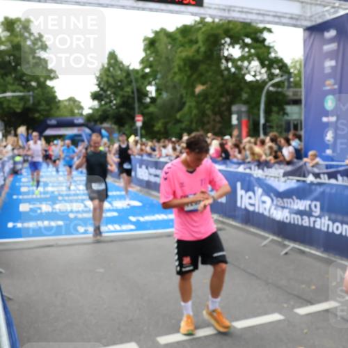 29.06.2025 - hella hamburg halbmarathon Zöllner http://msf.ph/oto/8189576 29.06.2025 10:44:30 Ziel 1057, 1902, 4310, 4691, 7191, 7322, 8928, 12327, 12554, 14464, 14667, 16803, 17729, 18765, 18806 meine-sportfotos.de