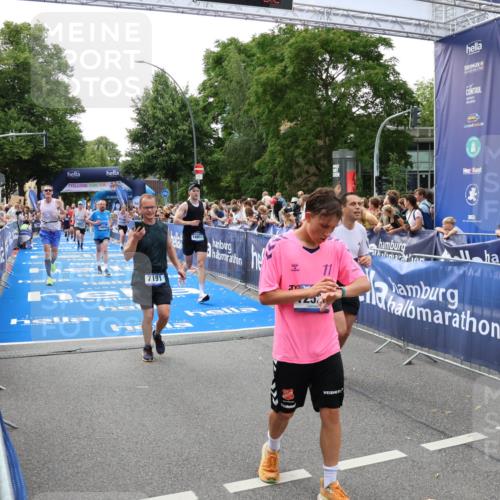 29.06.2025 - hella hamburg halbmarathon Zöllner http://msf.ph/oto/8189585 29.06.2025 10:44:30 Ziel 1057, 1902, 4310, 4691, 7191, 7322, 8928, 12327, 12554, 14464, 14667, 16803, 17729, 18765, 18806 meine-sportfotos.de